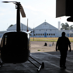 Hubschrauber mit Fotoausrstung vorbereiten